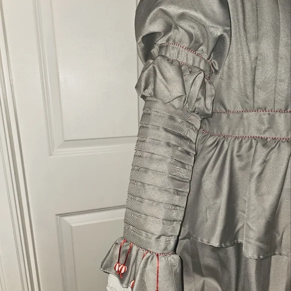 Authentic 2017 IT Pennywise screen worn prop/costume. Excellent quality & condit - Picture 6 of 10